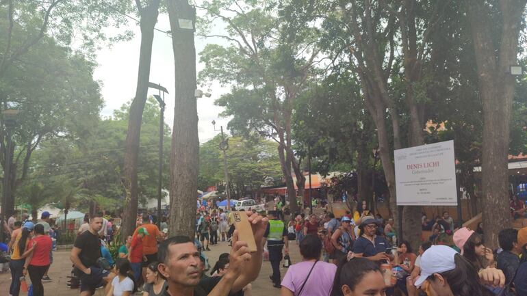 Las familias llegan con sus hijos cada uno con su termo pasan hacia el pozo a refrescarse con el agua bendita.