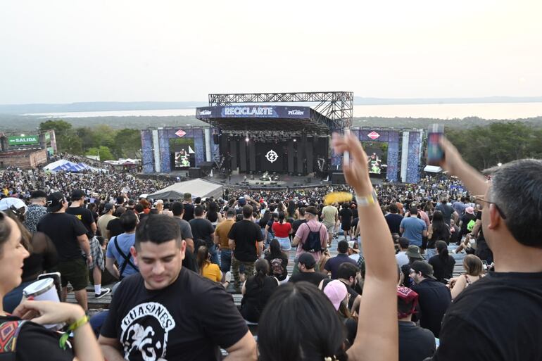 La banda argentina de rock 2 minutos subió al escenario de Reciclarte 10 años.