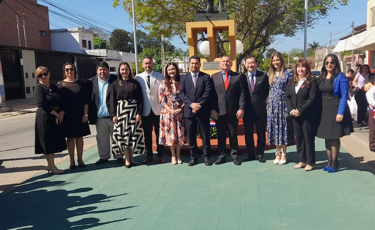 El intendente municipal Fernando Ramírez, el gobernador de Ñeembucú Victor Hugo Fornerón y el embajador de China Taiwán José Chih-Cheng Han posan junto a otras autoridades locales frente al busto del fundador de Pilar Pedro Mello de Portugal.