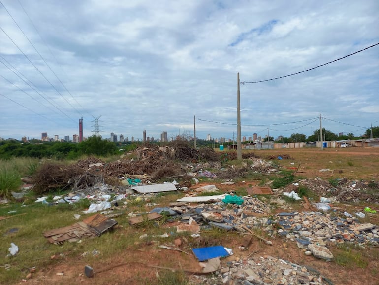 El pésimo servicio de recolección de basura alienta a la formación de vertederos irregulares en la fracción A3 de la Costanera, que será subastada el próximo miércoles por Nenecho. (Archivo)