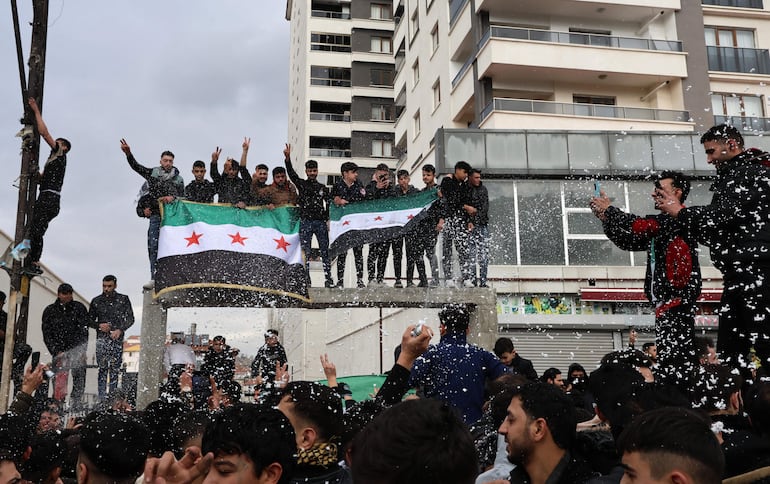 Los partidarios de la oposición siria que residen en Turquía agitan la bandera siria de la oposición y celebran la toma rebelde de Damasco en Ankara, Turquía, el 8 de diciembre de 2024. Los rebeldes sirios entraron en Damasco el 08 diciembre de 2024 y anunció en un comunicado televisado la 'Liberación de la ciudad de Damasco y el derrocamiento de Bashar al-Assad', así como la liberación de todos los prisioneros. Los rebeldes también instaron a las fuerzas armadas sirias a abandonar las instituciones públicas sirias, que permanecerán bajo el control del primer ministro sirio saliente hasta la ceremonia oficial de entrega.