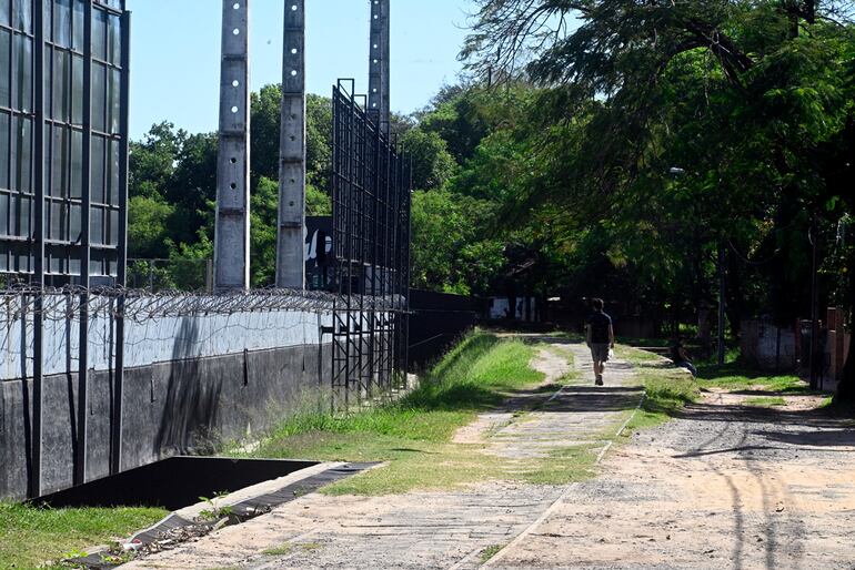 Las graderías del club Libertad, en Asunción, se ubican a escasos metros de las vías del tren. Al respecto, se desconocen las conversaciones que mantiene el Gobierno con la directiva del club.