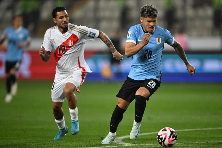 Peru's midfielder #10 Sergio Peña and Uruguay's midfielder #20 Maximiliano Araujo fight for the ball during the 2026 FIFA World Cup South American qualifiers football match between Peru and Uruguay at the National stadium in Lima, on October 10, 2024. (Photo by ERNESTO BENAVIDES / AFP)