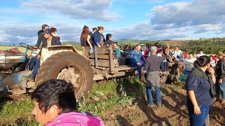 Los familiares y miembros de la comunidad de Tava'i acompañaron al menor fallecido hasta su última morada, en medio de una gran dificultad para transitar por los caminos hasta el cementerio.