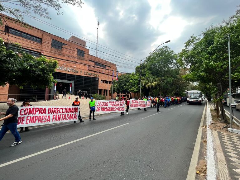 Manifestantes frente al Ministerio de Industria y Comercio.