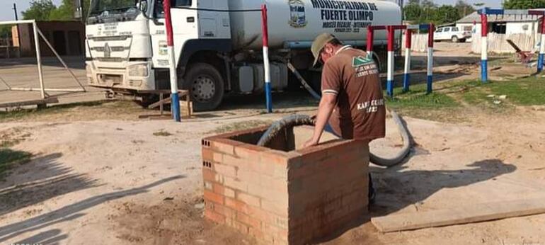 El camión cisterna descarga agua tratada en el aljibe comunitario de Toro Pampa.