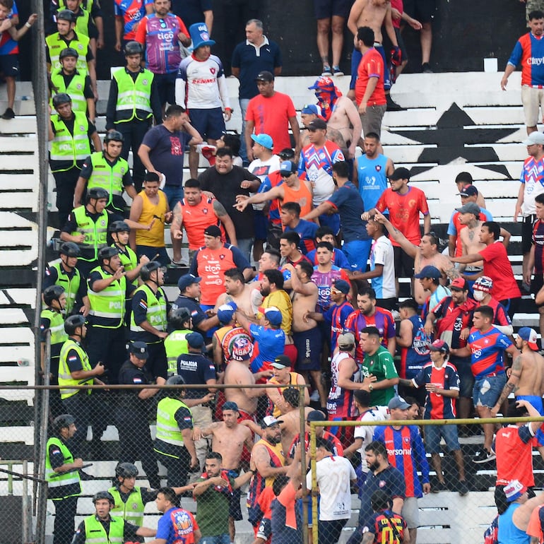 La barra brava de Cerro Porteño se enfrenta con la Policía durante el clásico contra Olimpia.
