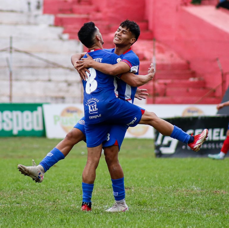 Ángel Martínez (8) celebra el tercer tanto visitante, acompañado por Amalio Quintana. (Foto: APF)