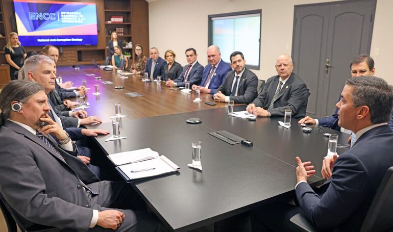 Presidente de la República Santiago Peña, junto con miembros de su gabinete del Poder Ejecutivo, el embajador de EE. UU, el Coordinador Global Anticorrupción Richard Nephew, miembros de otros poderes del Estado. (gentileza).