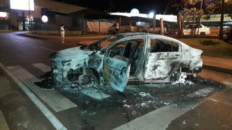 En su huida, asaltantes de Prosegur en CDE quemaron autos. 