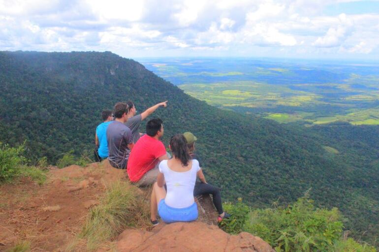 Turistas observan desde la cima del cerro Tres Kandu.