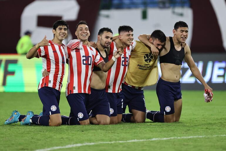 Los jugadores de Paraguay celebran la clasificación a Los Juegos Olímpicos París 2024 y la consagración de campeón del Preolímpico 2024 en el estadio Nacional Brígido Iriarte, en Caracas, Venezuela.