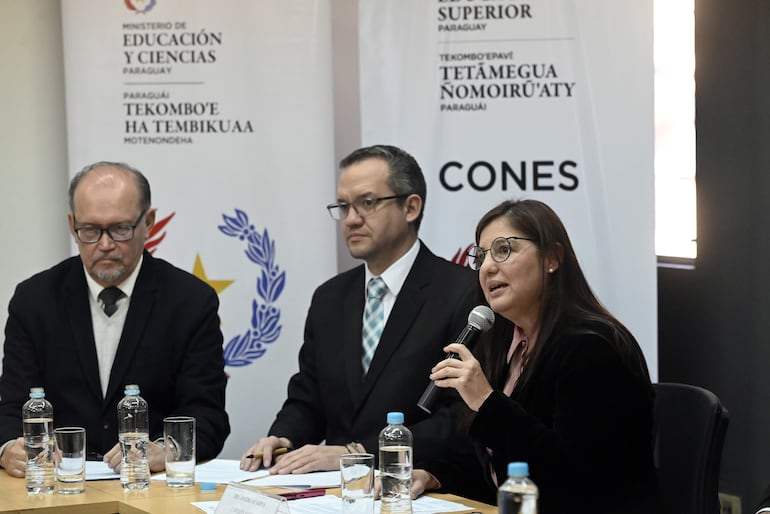 La doctora Sandra Ocampos, el Phd José Tomás Sánchez, el pediatra Hassel Jimmy Jiménez Rolón, son parte de la comisión ad hoc conformada por el Cones para investigar carreras de Medicina.