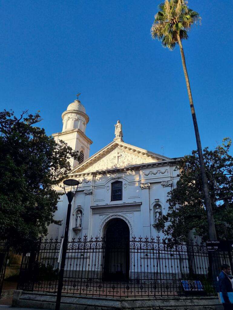 El edificio combina elementos del estilo colonial español con detalles barrocos y neoclásicos.