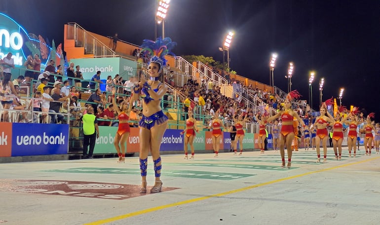 Hermosas bailarinas y pasistas de las empresas que participan este año del Carnaval de Encarnación.