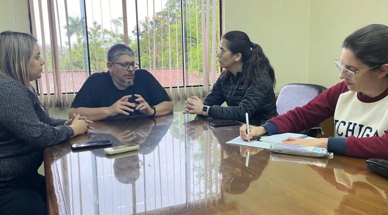 Reunión entre representantes del Instituto Nacional de Salud (INS) y Becal.