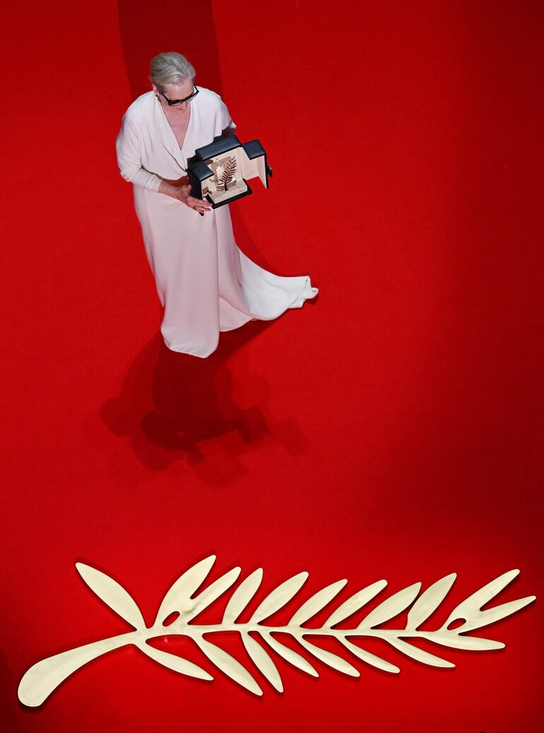 La actriz desfiló por la alfombra roja del Festival de Cannes luciendo un vestido blanco.