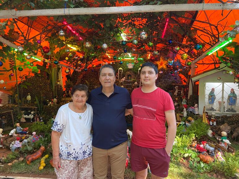 Esteban Sabaté, junto a su hermana, Yolanda Sabaté y su hijo Arturo Sabaté.