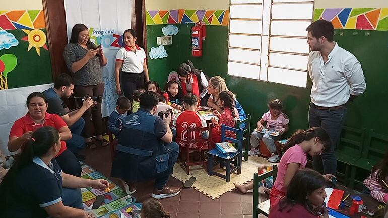 La primera dama de la Nación, Leticia Ocampos, visitó a los niños que estaban dentro del Centro Mita Róga, que será demolido en los próximos dos meses.