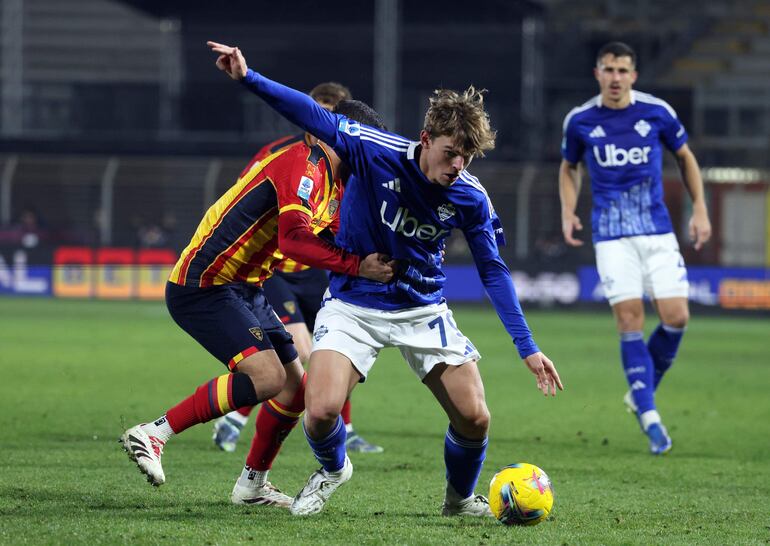 Como (Italy), 30/12/2024.- Como's Nico Paz (C) in action during the Italian Serie A soccer match between Como and Lecce at Giuseppe Sinigaglia stadium in Como, Italy, 30 December 2024. (Italia) EFE/EPA/MATTEO BAZZI
