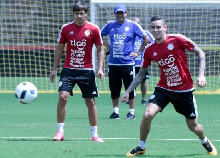 Óscar Romero y Tony Sanabria, con Ramón Díaz de fondo, en la Selección Paraguaya.