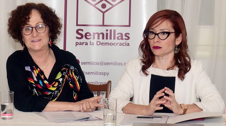 Marta Ferrara, directora ejecutiva de Semillas para la Democracia, y la Dra. Sarah Cerna Villagra.