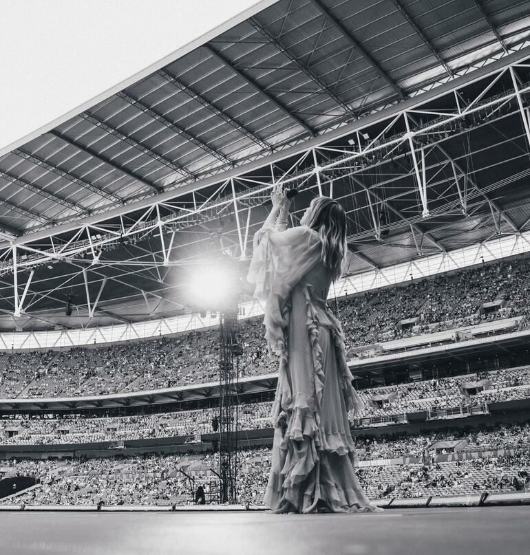 Suki Waterhouse cantando en el Estadio Wembley como telonera de Taylor Swift.
(Instagram/Suki Waterhouse)