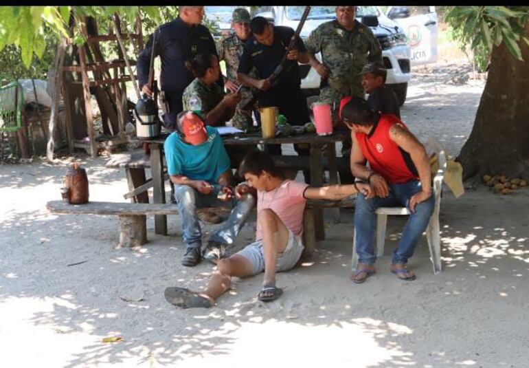 Un puma fue faenado en el Chaco. Tres personas, Guido Rafael Rodas Vargas, Leonardo Castel Vera y Jorge Manuel Vargas, fueron aprehendidas.