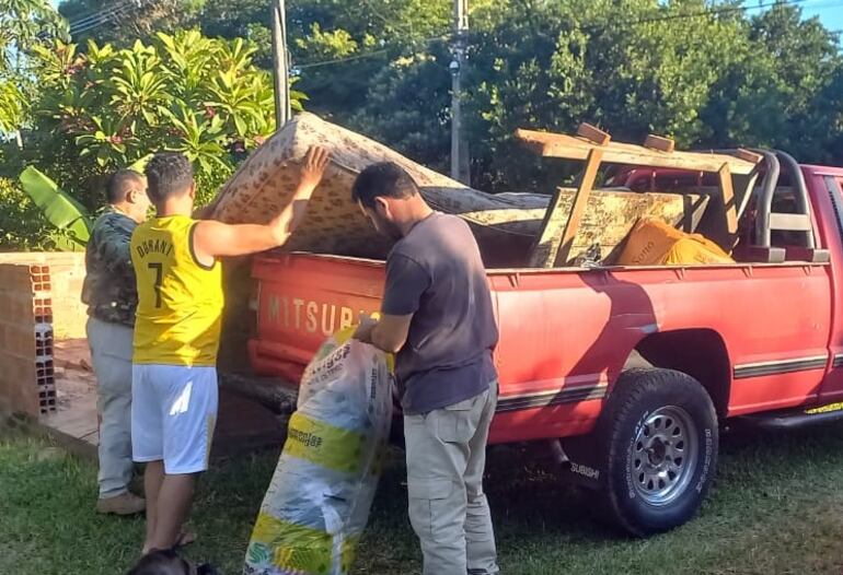 Vecinos de la zona acercaron camas, colchones y vivieres para la familia afectada.