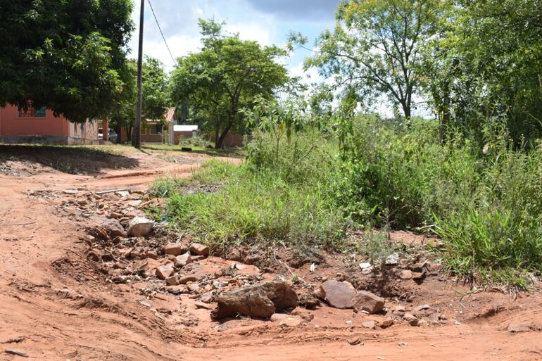 En estas condiciones se encuentra el acceso a la institución educativa, en días de lluvia empeora la situación.