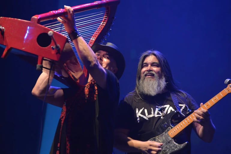 Víctor Espínola y Gabriel Colmán en un cruce rockero, al son del arpa y la guitarra.