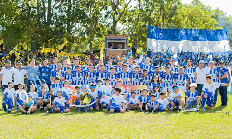 Componentes de la nutrida plantilla, cuerpo técnico y staff de Club El Club Lomas Valentinas,  campeón 2024 en la Liga Artigüeña de Fútbol.