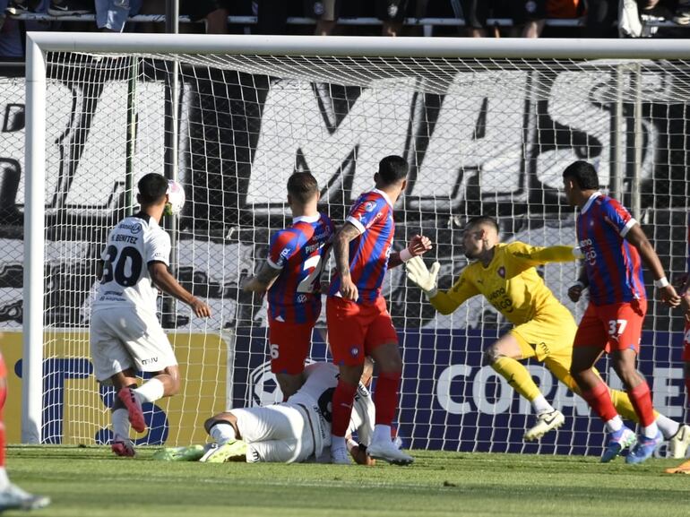 Richard Ortiz, jugador de Olimpia, define en el partido frente a Cerro Porteño por el superclásico del fútbol paraguayo en el estadio Defensores del Chaco, en Asunción, Paraguay.