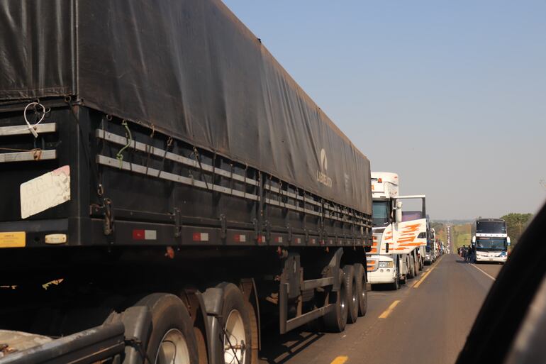 Fila de vehículos sobre la ruta PY08 en San Pedro.