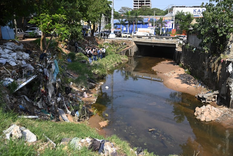 El cauce del arroyo se llenó de basura. 