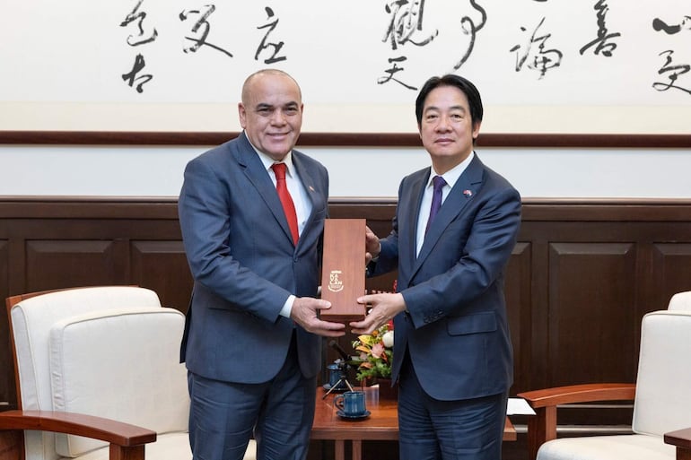 El senador Núñez y el presidente taiwanés William Lai el martes durante una reunión en el Palacio Presidencial de Taipéi.
