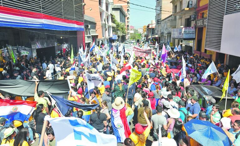 Manifestación docente frente al MEC, en abril de 2019, en reclamo de reajuste salarial. El pedido nuevamente se realiza este año, para el presupuesto 2024. Y anuncian nuevas protestas