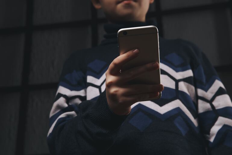 Niños no deben tener acceso a un teléfono fuera del control de sus padres, recomienda expertos en ciberseguridad.