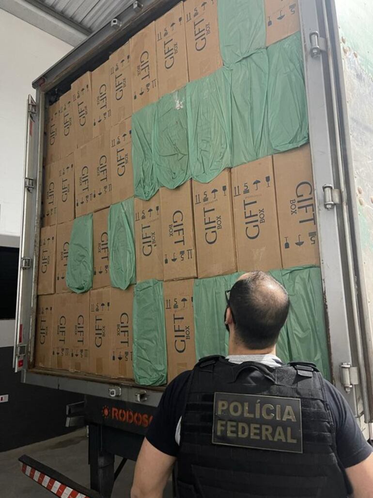 Varias cajas de cigarrillos de la marca "Gift" fueron incautadas por la Policía Federal.