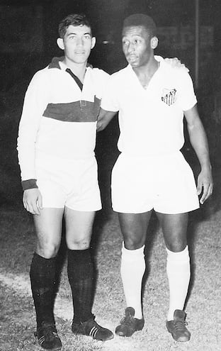 Gustavo Torres y Pelé, en el Bosque de Para Uno, el 15 de mayo del ‘65.