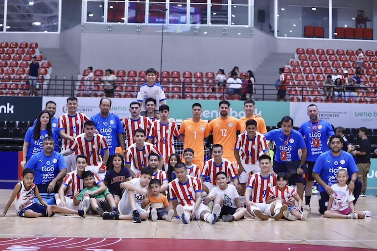 Plantel albirrojo y sus familiares, festejaron la victoria sobre Japón en el segundo partido amistoso, por el score de 3 a 1.