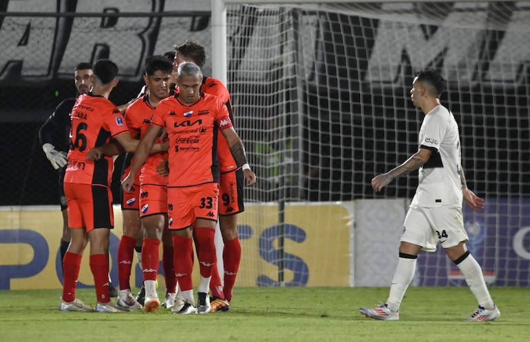 Los jugadores de Nacional celebran un gol en el partido frente a Olimpia por los cuartos de final de la Copa Paraguay 2024 en el estadio Defensores del Chaco, en Asunción.