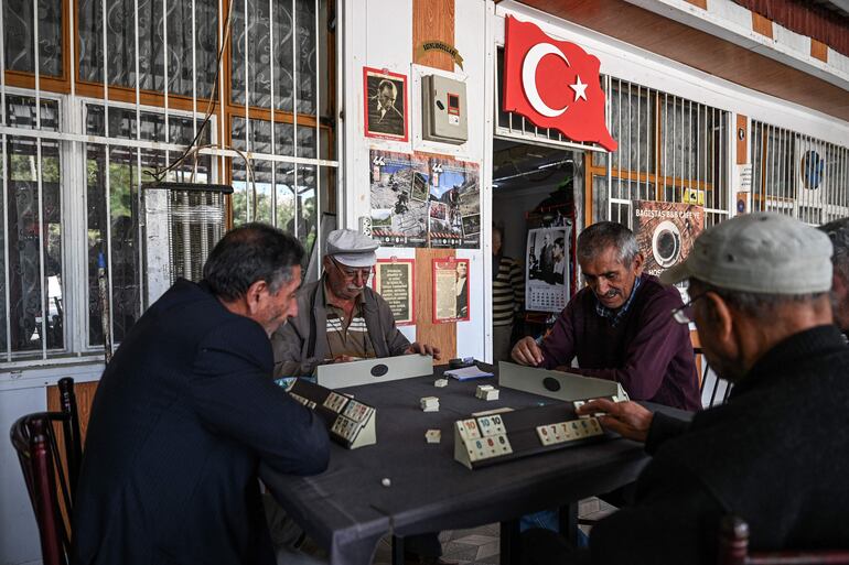 Juego tradicional "Okey" en un café de la localidad de Kemaliye, Turquía.  (AFP)