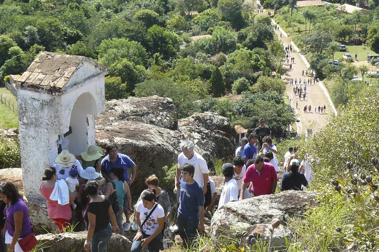 La subida al Cerro Yaguarón es una actividad que atrae a los visitantes el viernes de la Semana Santa.