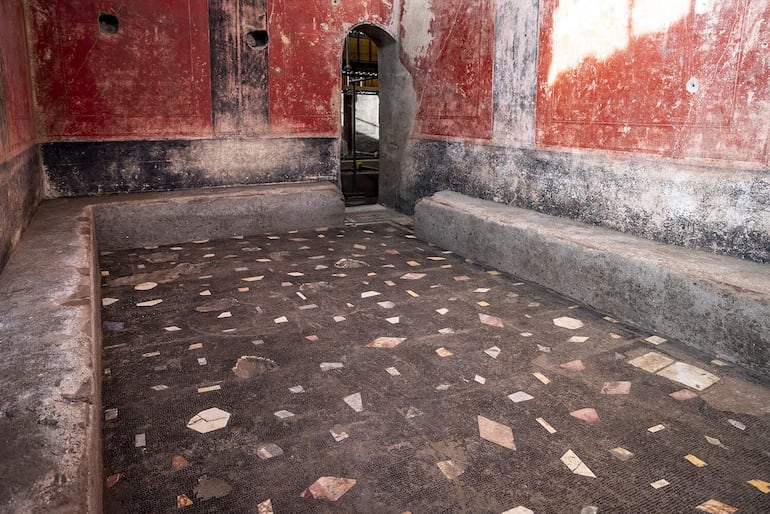 Los arqueólogos hallaron en el yacimiento de Pompeya (sur de Italia) "uno los complejos termales privados de los más grandes" jamás encontrados en el yacimiento de esta antigua urbe romana destruida por la erupción del volcán Vesubio el año 79. 