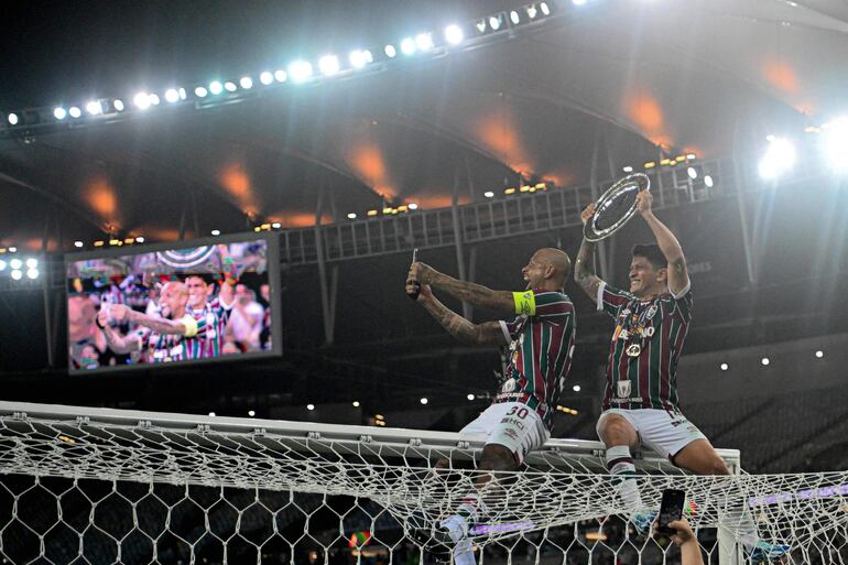 El brasileño Felipe Melo (i) y el argentino Germán Cano, jugadores de Fluminense, celebran la conquista de la Copa Libertadores 2023 sobre uno de los arcos del estadio Maracaná, en Río de Janeiro.