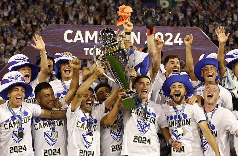 Celebración del título de la Liga Profesional de los jugadores de Vélez, tras derrotar a Hucarán 2-0.