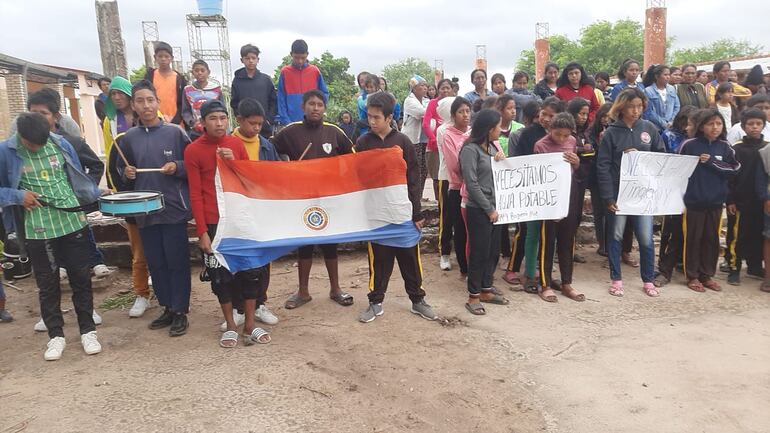 En la escuela y colegio del lugar asisten más de 300 alumnos.