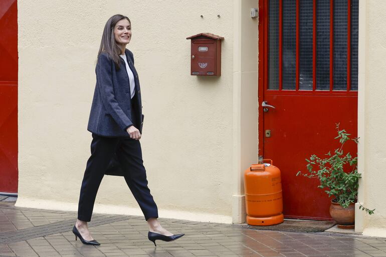 La reina Letizia a su llegada a la reunión de trabajo de la Asociación Española Contra el Cáncer (AECC) este martes en Madrid. (EFE/JJ Guillén)
