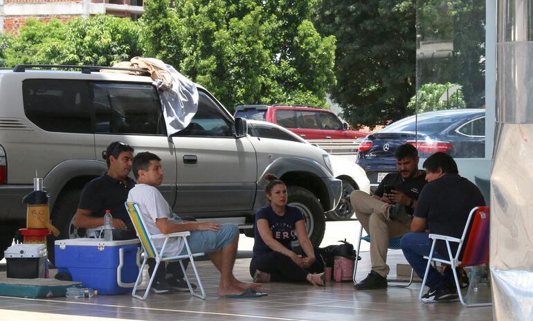 Familiares de los heridos esperan en la entrada de emergencias del hospital Ingavi, el jueves.